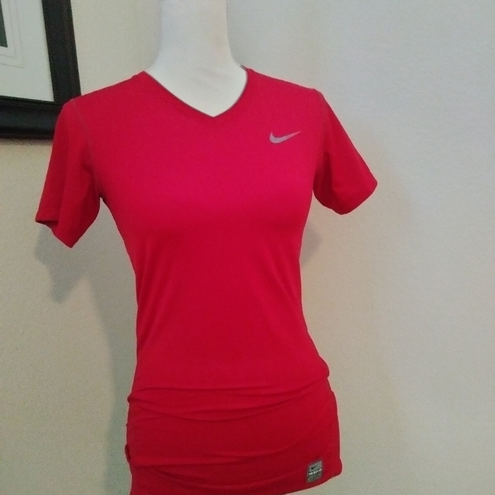 Nike dri fit top fits like medium red